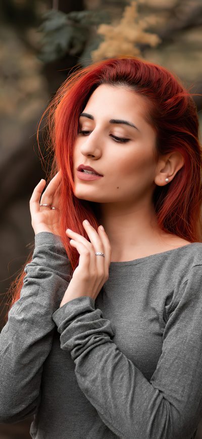 Fond d'écran iPhone Redhead Girl Adjusting Hairs 4k