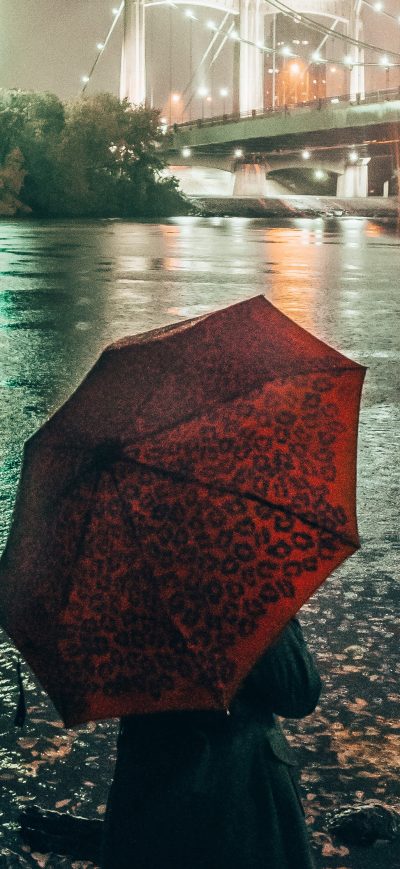 Fond d'écran iPhone Girl With Umbrella Watching The Glowing Lights Of City