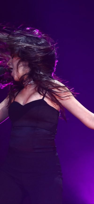 Fond d'écran iPhone Camila Cabello Performing Live Stage 4k