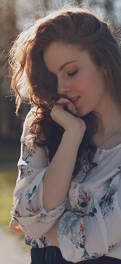 Fond d'écran iPhone Wavy Hair Girl Outdoors In Depth Of Field