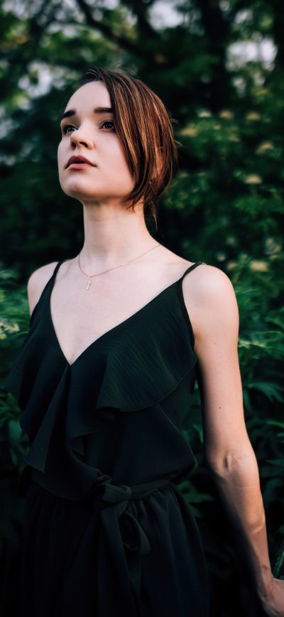 Fond d'écran iPhone Brunette Black Dress Girl In Nature