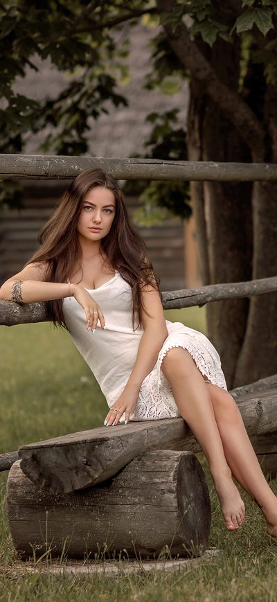 Fond d'écran iPhone Girl Sitting On Wooden Fence Bench