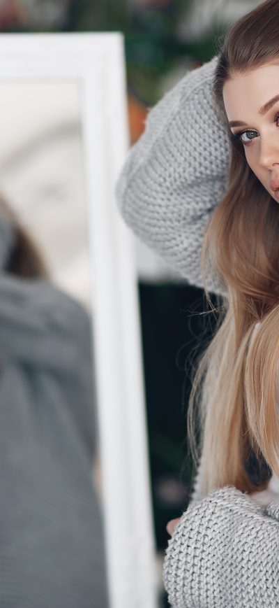 Fond d'écran iPhone Girl Hands In Hair Looking Back 4k