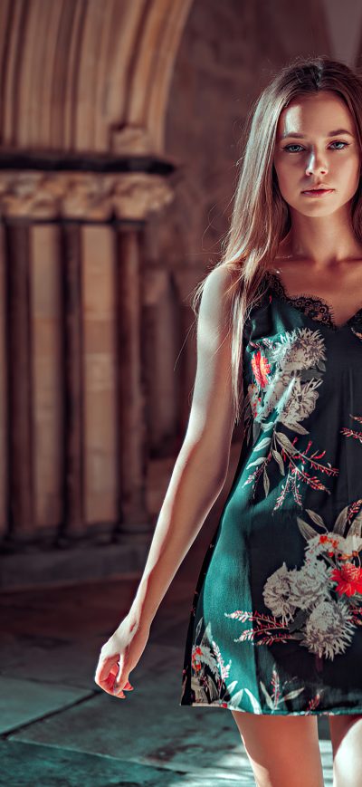 Fond d'écran iPhone Girl Brunette Flower Dress 4k