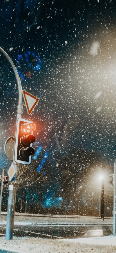 Fond d'écran iPhone Traffic Light Snow Pillar 5k