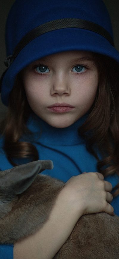 Fond d'écran iPhone Little Girl With Rabbit