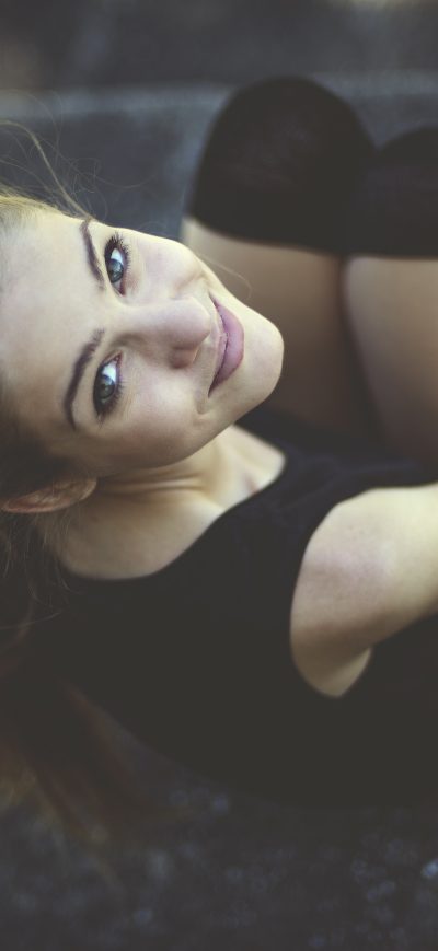 Fond d'écran iPhone Brunette Smilling Looking Behind At Viewer 5k