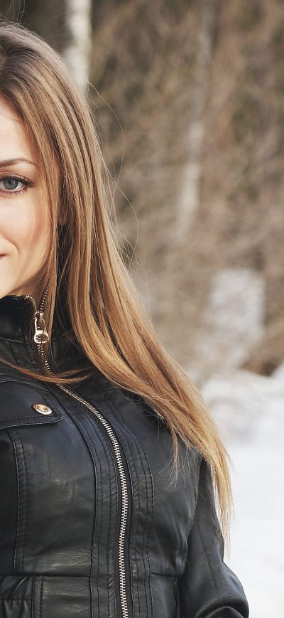 Fond d'écran iPhone Women Outdoors Wearing Black Jacket