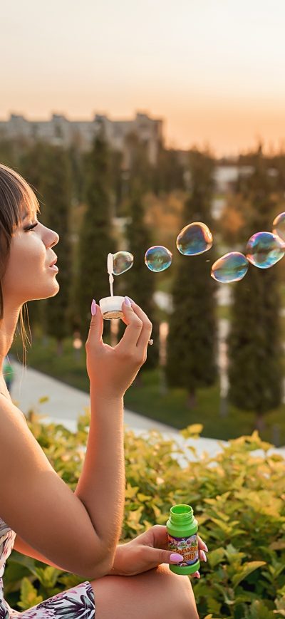 Fond d'écran iPhone Girl Blowing Bubbles Outdoors