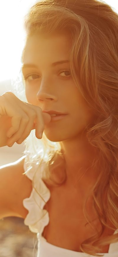 Fond d'écran iPhone Beautiful Girl Curly Hairs Sitting At Train Track 4k