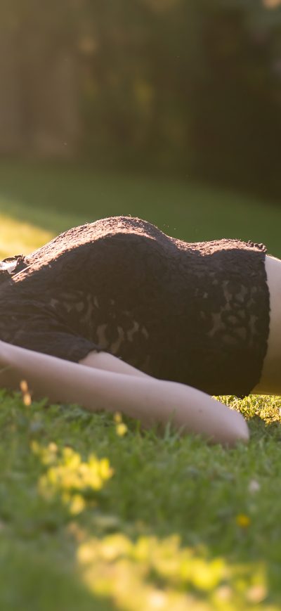 Fond d'écran iPhone Girl Lying Down Back Grass 8k