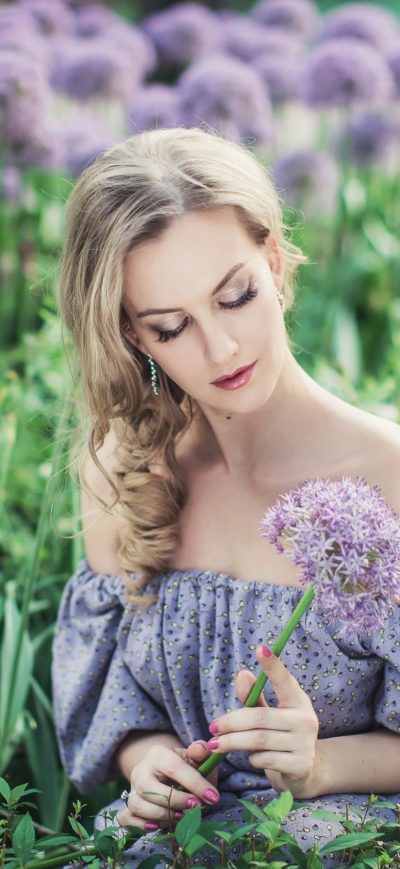 Fond d'écran iPhone Beautiful Women With Flowers In Field