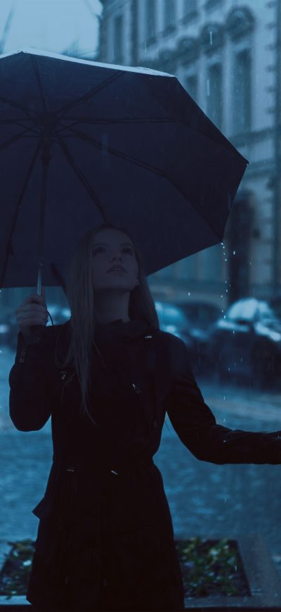 Fond d'écran iPhone Girl With Umbrella Enjoying Rain