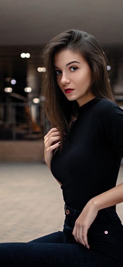 Fond d'écran iPhone Women In Black Dress Portrait Sitting On Chair