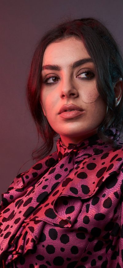 Fond d'écran iPhone Charli XCX Music is Universal Lounge 2017