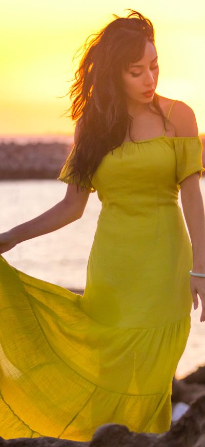 Fond d'écran iPhone Girl In Yellow Spaghetti Dress 5k