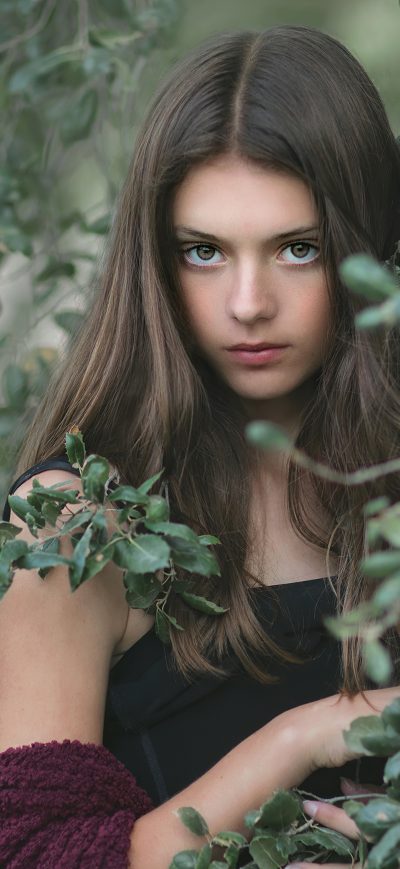 Fond d'écran iPhone Beautiful Girl Long Hair Looking At Viewer