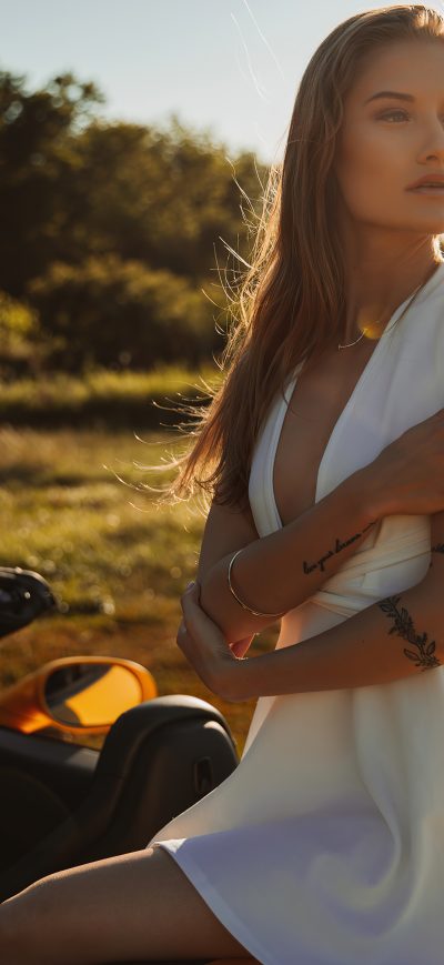 Fond d'écran iPhone White Dress Girl Sitting On Convertible Car In Nature