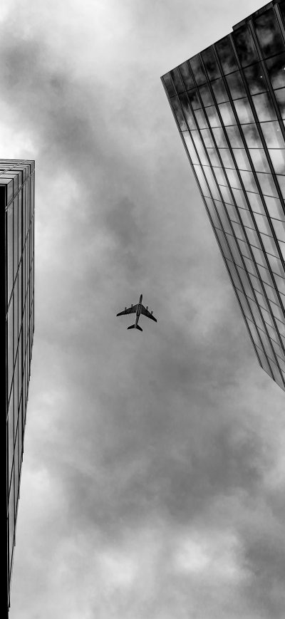 Fond d'écran iPhone Plane Between Two Buildings Monochrome