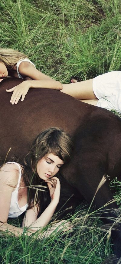 Fond d'écran iPhone Girls With Horse