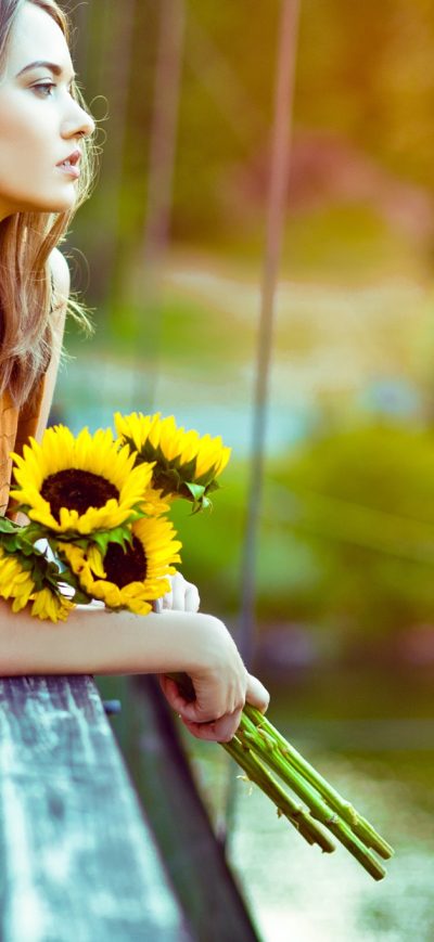 Fond d'écran iPhone Girl Standing With Sun Flowers