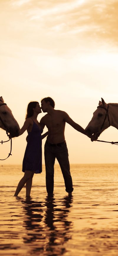 Fond d'écran iPhone Couple With Horses On Beach 4k