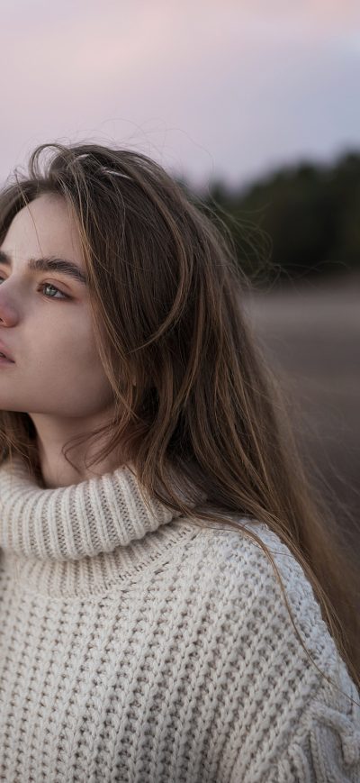 Fond d'écran iPhone Brunette Girl In Sweater Depth Of Field