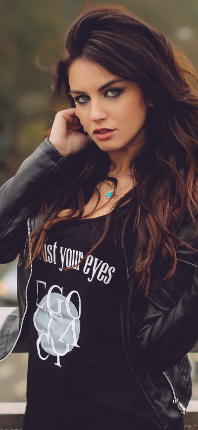 Fond d'écran iPhone Girl In Leather Jacket Looking At Viewer