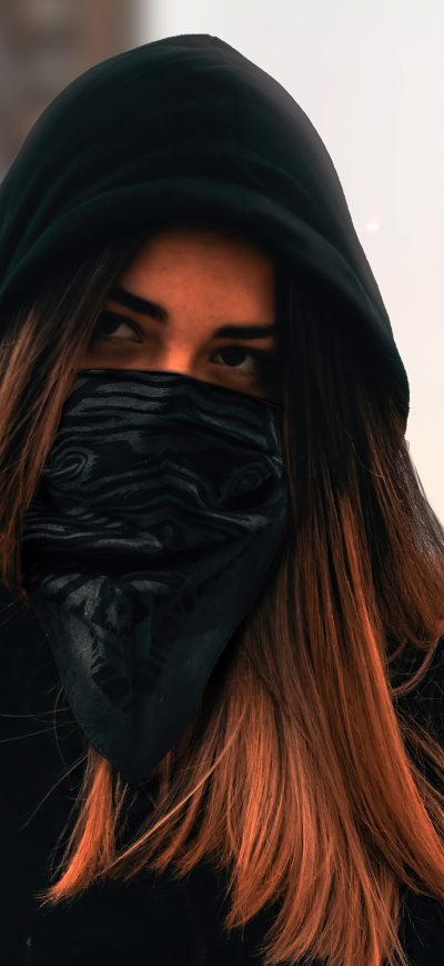 Fond d'écran iPhone Blonde Girl Sitting Face Covered 4k