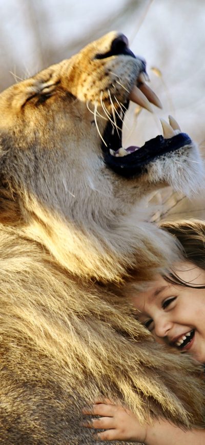 Fond d'écran iPhone Little Girl Hugs Lion Roaring Cute 4k