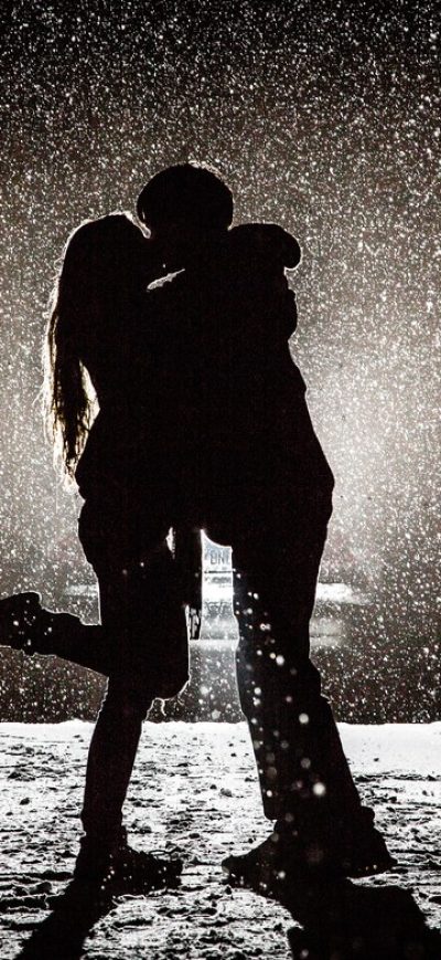 Fond d'écran iPhone Couple Kissing In Snow Night