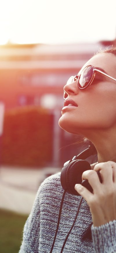 Fond d'écran iPhone Model With Glasses 4k