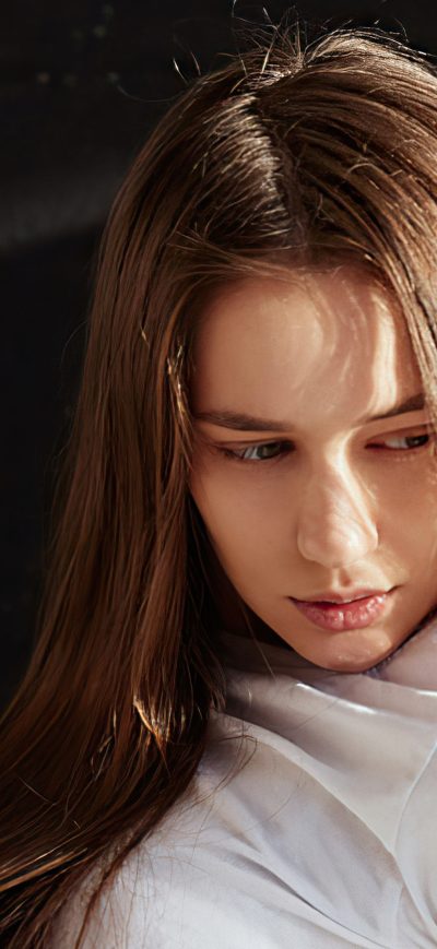 Fond d'écran iPhone Beautiful Girl Looking Down