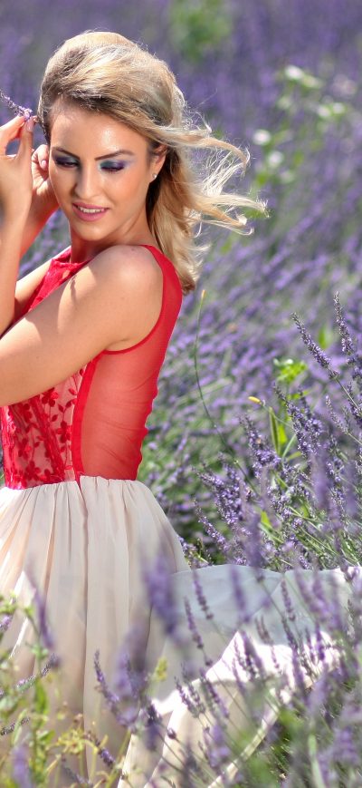 Fond d'écran iPhone Blonde Girl Red Dress Lavender Field 4k