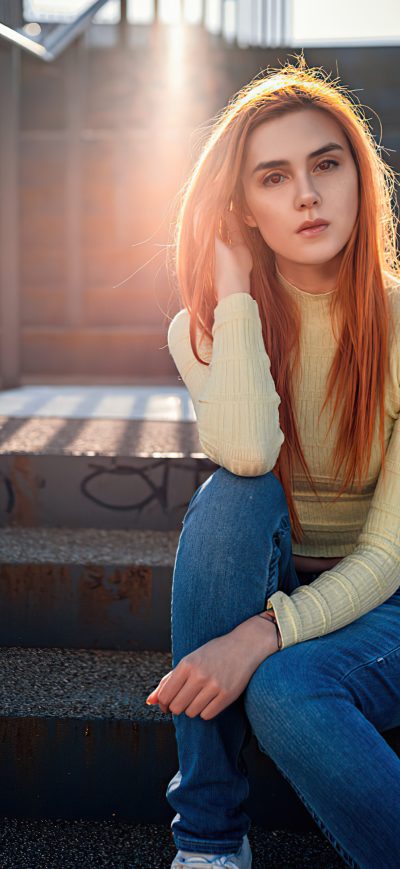 Fond d'écran iPhone Girl Casual Sitting Stairs Sunbeams 4k