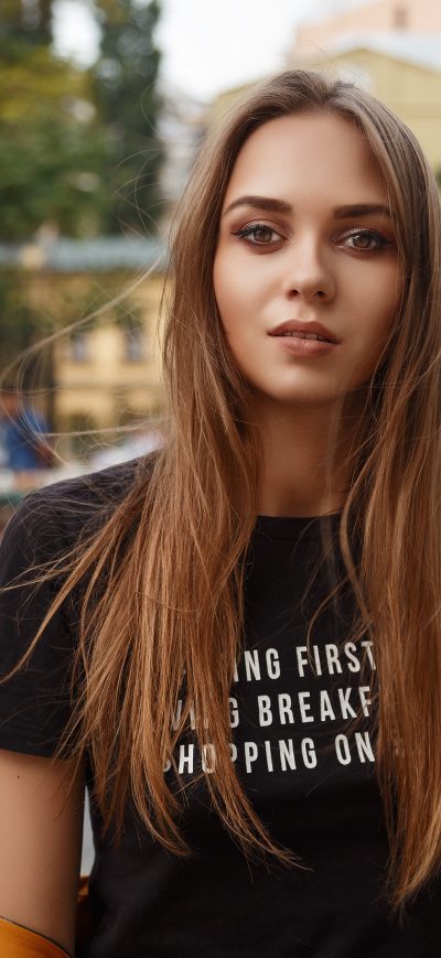Fond d'écran iPhone Girl Outside Street 4k