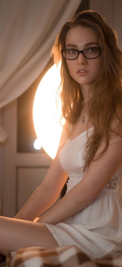 Fond d'écran iPhone Girl With Glasses White Dress 4k