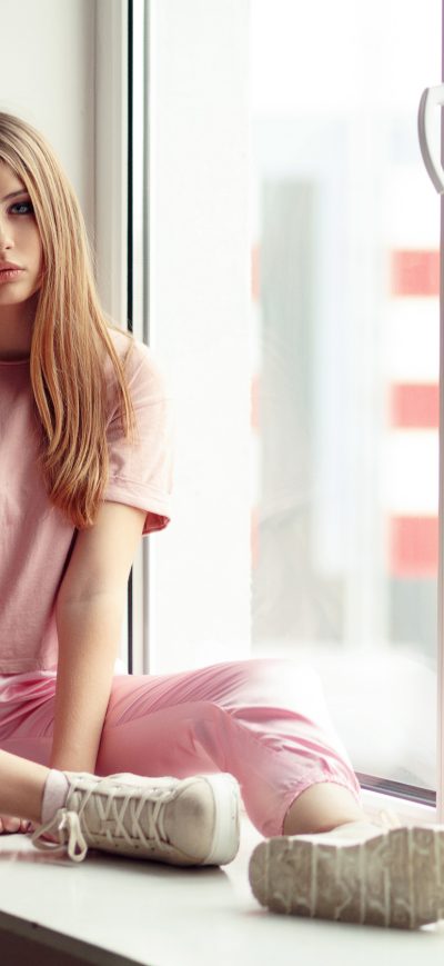 Fond d'écran iPhone Girl Window Side Sitting 4k