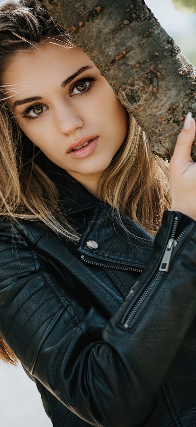 Fond d'écran iPhone Girl Outdoor Tree Branch 4k
