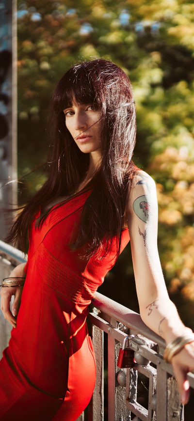 Fond d'écran iPhone Girl Portrait Tattoo On Arm 4k