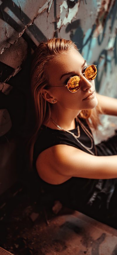 Fond d'écran iPhone Girl Sunglasses Sitting At Stairs 4k