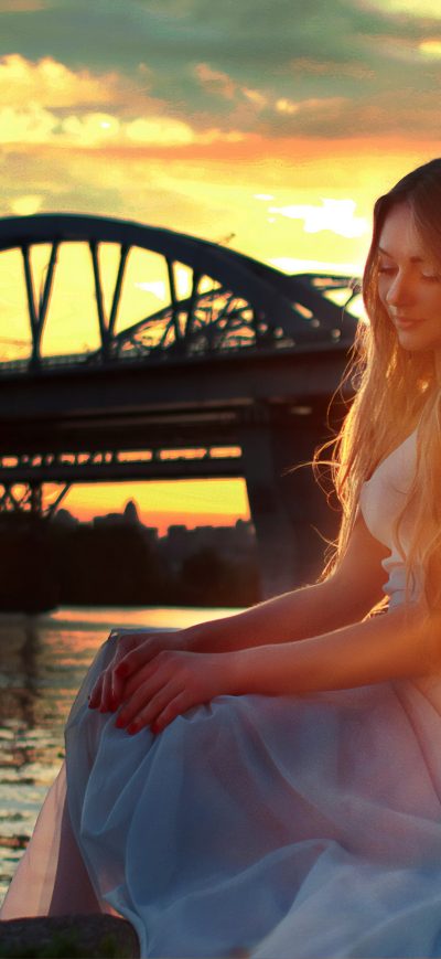 Fond d'écran iPhone Girl Sitting On Bridge Side