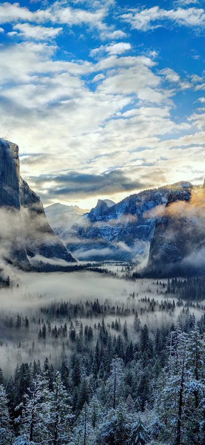 Fond d'écran iPhone Fog And Clouds Over Snowy Winter Mountain 4k