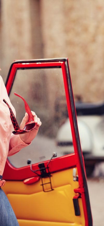 Fond d'écran iPhone Red Head Girl Bokeh Posing With Car 4k