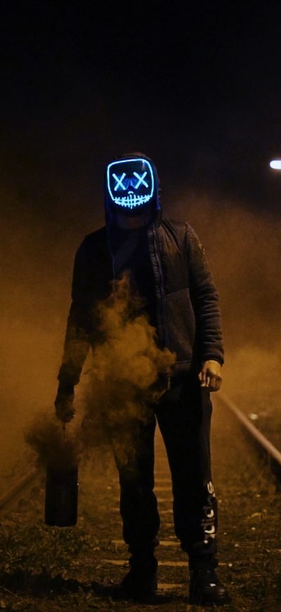 Fond d'écran iPhone Mask Guy Walking On Railroad