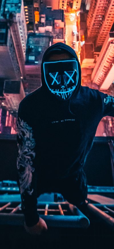 Fond d'écran iPhone Neon Mask Guy Climbing Building 4k