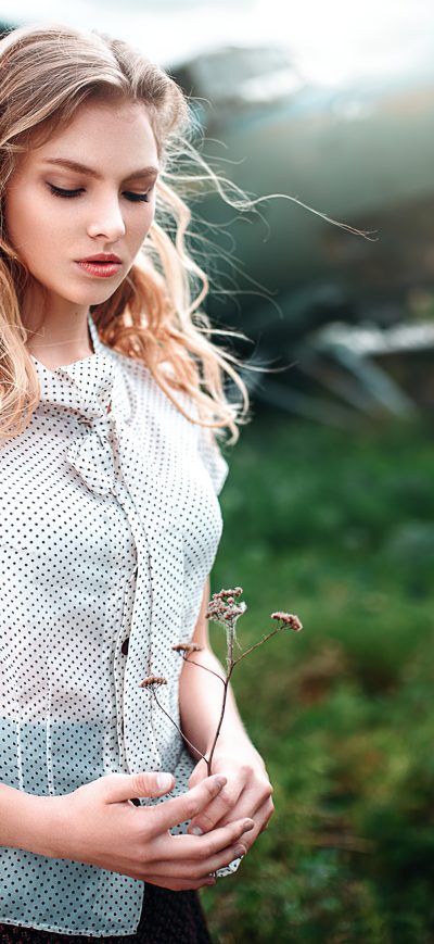 Fond d'écran iPhone Blonde Girl Flower In Hand 4k