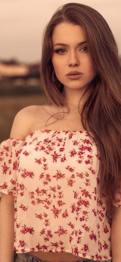 Fond d'écran iPhone Brunette Girl In A Dress Shorts With Open Shoulder 5k