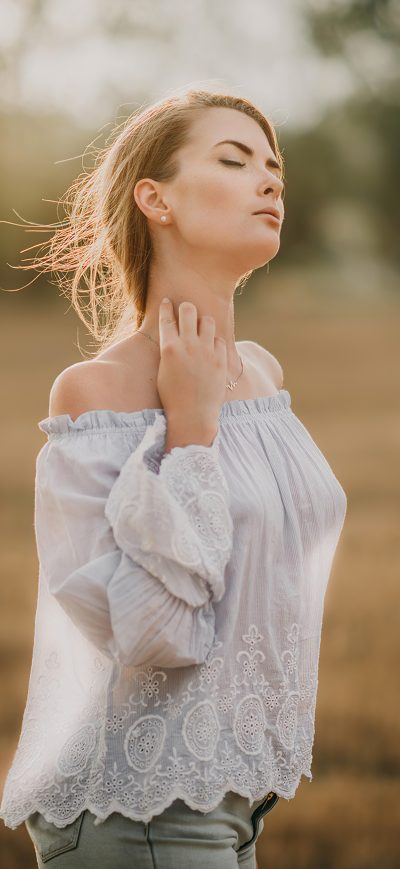Fond d'écran iPhone Girls Closed Eyes In Nature 4k