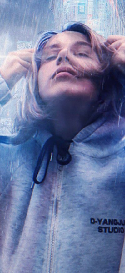 Fond d'écran iPhone Cyber City Hoodie Girl 4k